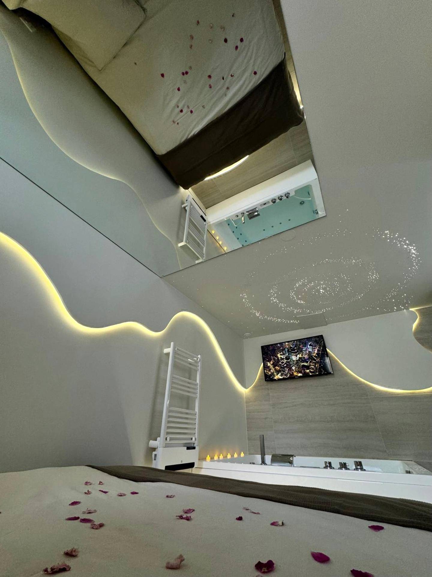 Miroir au plafond surplombant le lit et le spa - SPA PRIVATIF - LOVE ROOM LUXE - PROCHE DISNEY