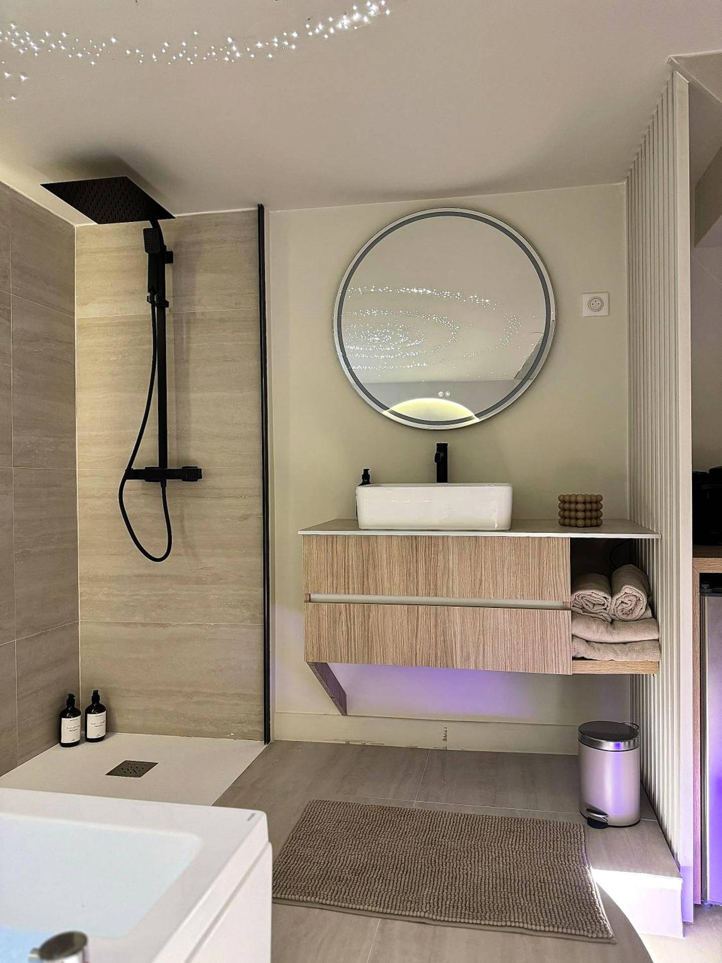 Salle de bain moderne avec douche et vasque - SPA PRIVATIF - LOVE ROOM LUXE - PROCHE DISNEY