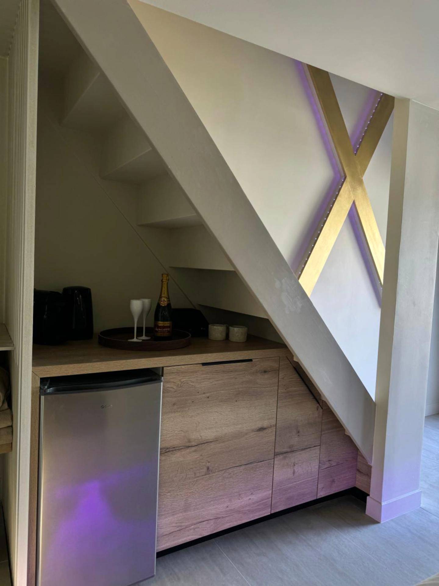 Espace kitchenette sous escalier avec champagne - SPA PRIVATIF - LOVE ROOM LUXE - PROCHE DISNEY