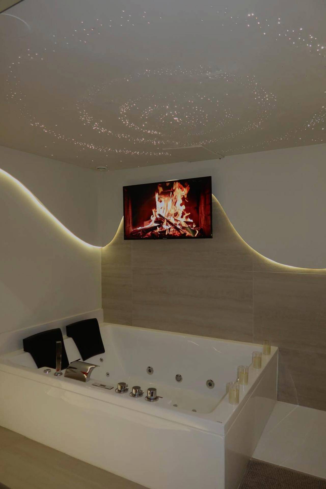 Baignoire balnéo sous un ciel étoilé lumineux - SPA PRIVATIF - LOVE ROOM LUXE - PROCHE DISNEY