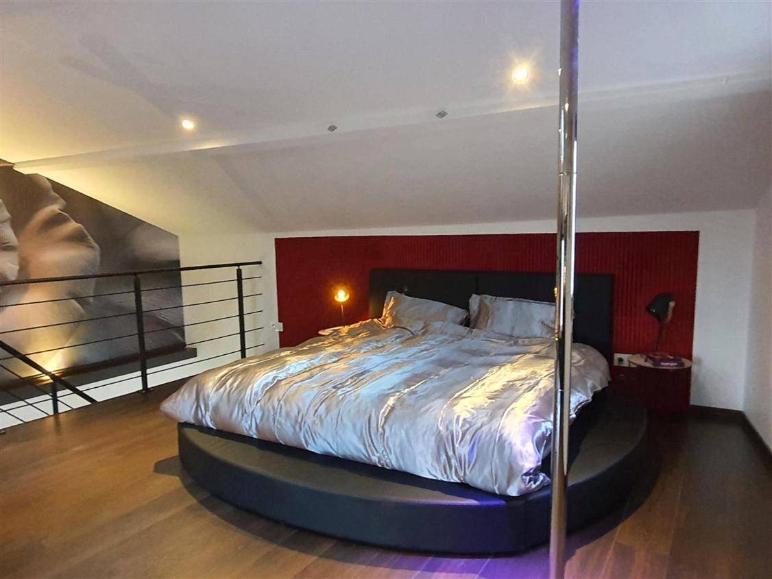 Lit rond king size et barre de pole dance - Love room avec spa privatif