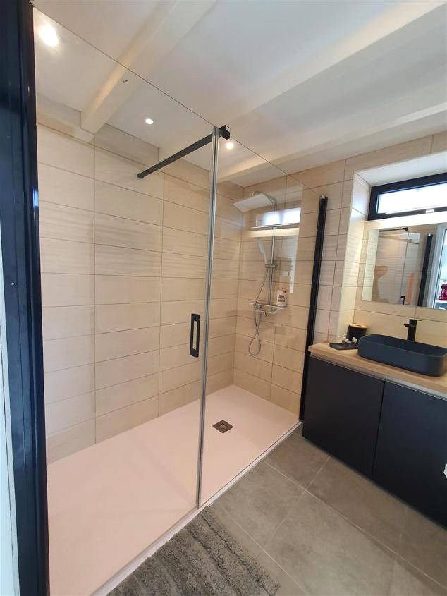 Salle d'eau moderne avec douche à l'italienne - Love room avec spa privatif