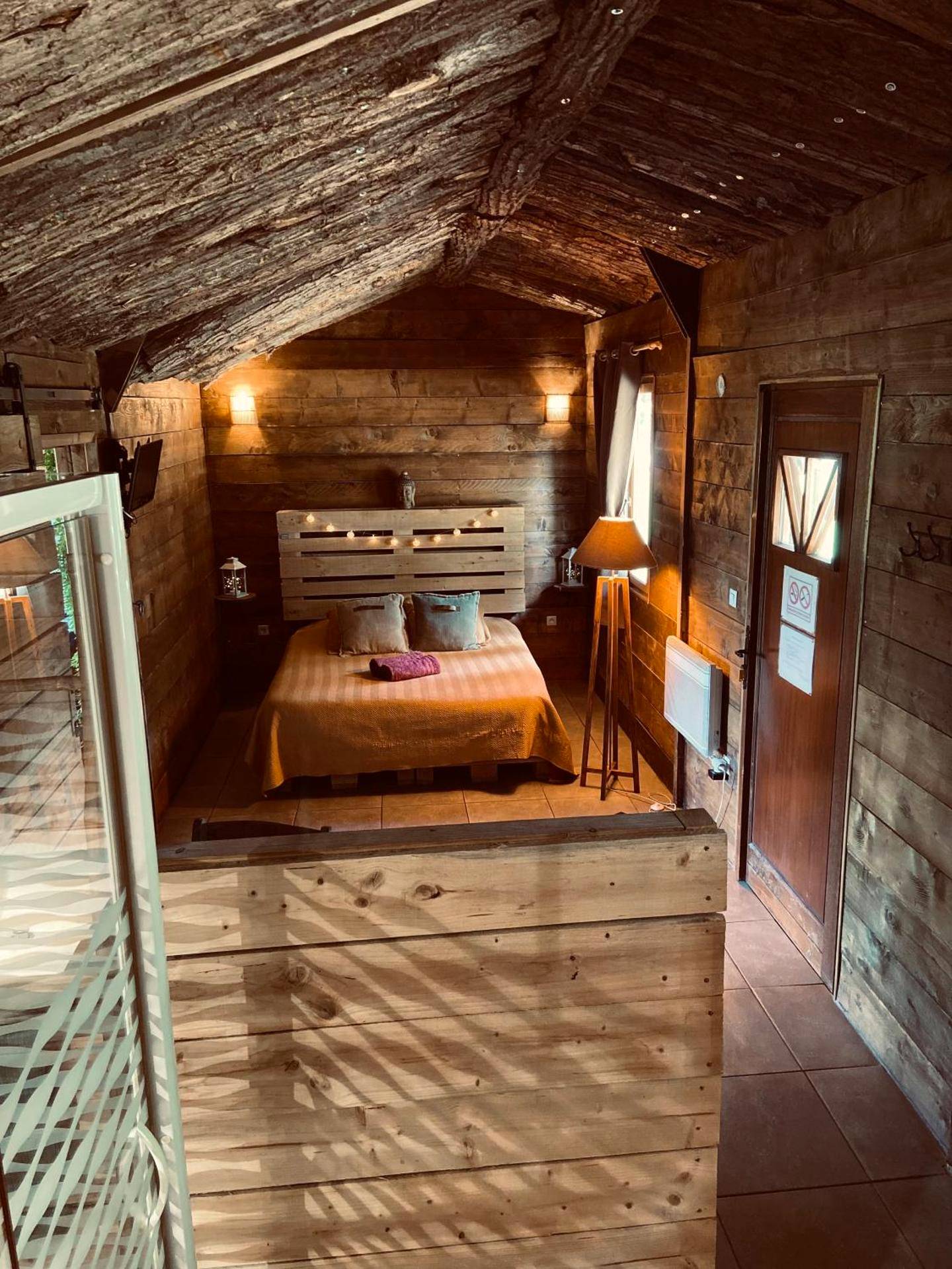 Chambre cosy avec lit double et murs en bois - Love Room Candor - Chambre avec spa privé