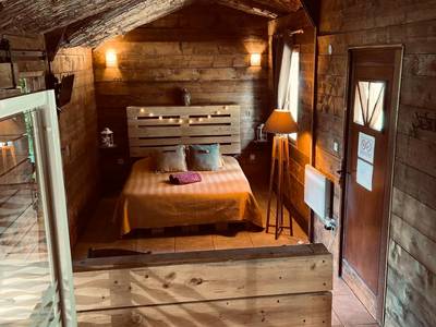 Chambre cosy avec lit double et murs en bois - Love Room Candor - Chambre avec spa privé