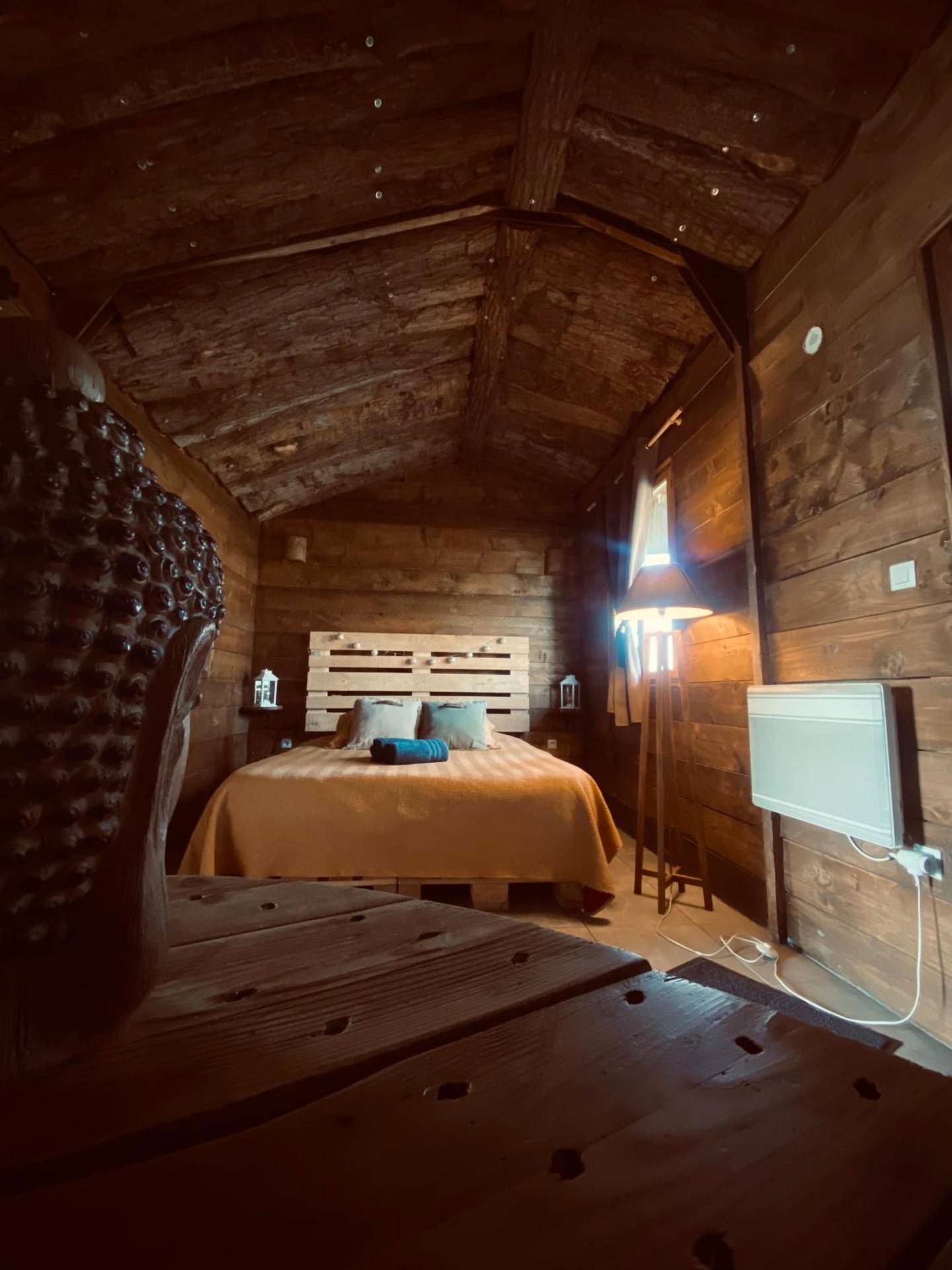 Lit double avec tête de lit en palette - Chambre avec spa privé