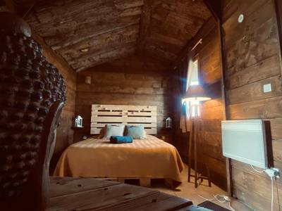 Lit double avec tête de lit en palette - Chambre avec spa privé