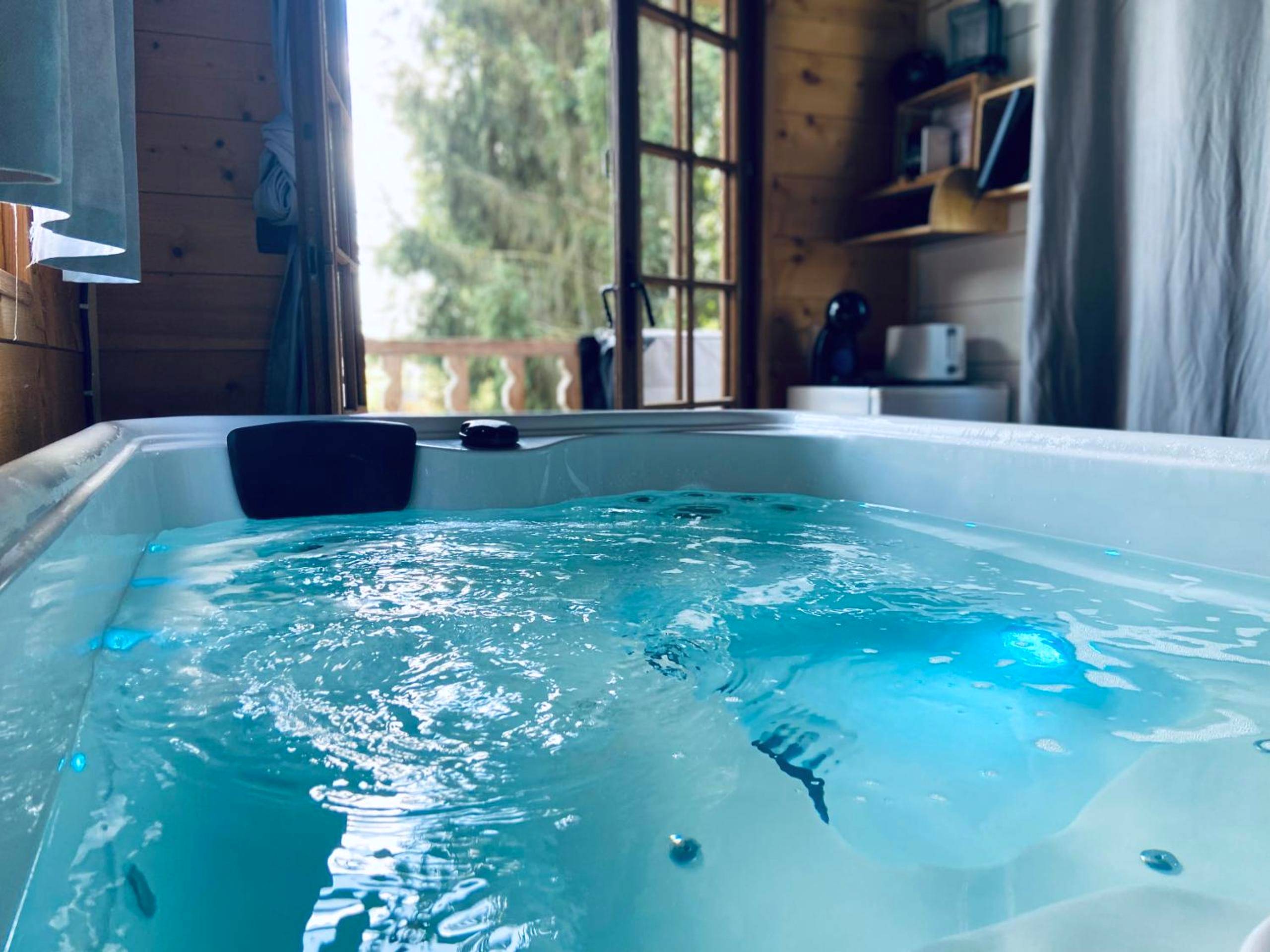 Jacuzzi privatif avec éclairage bleu - Chambre avec spa privé