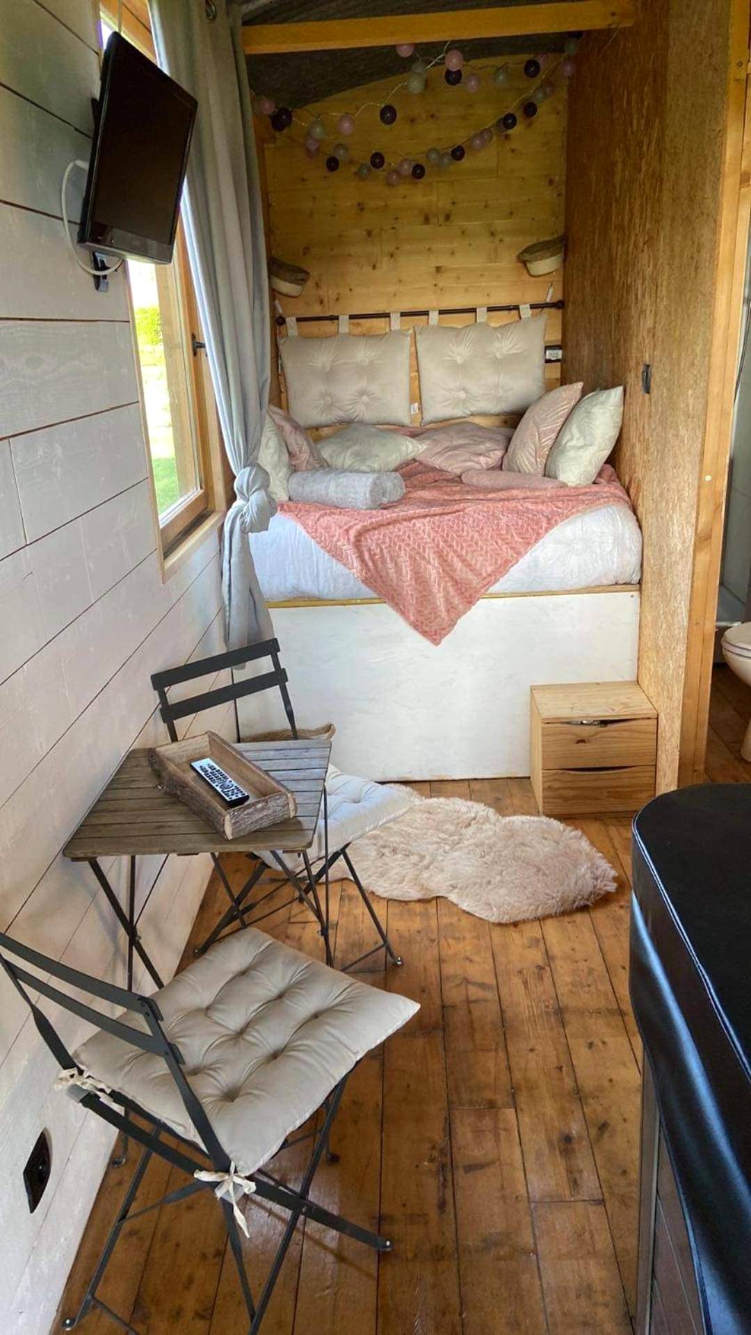 Coin repas et lit surélevé dans cabane en bois - Chambre avec spa privé