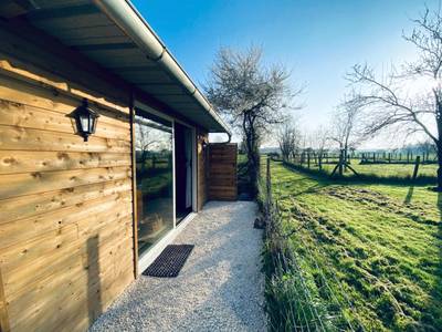 Extérieur du logement en bois avec jardin - Chambre avec spa privé