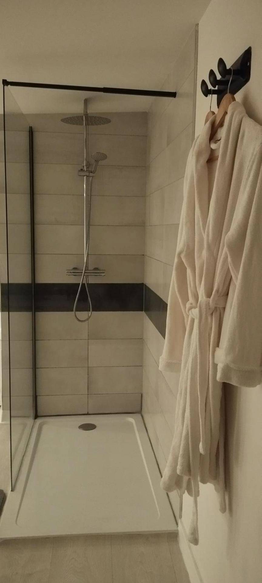 Douche à l'italienne et peignoirs blancs - Love room avec spa privatif