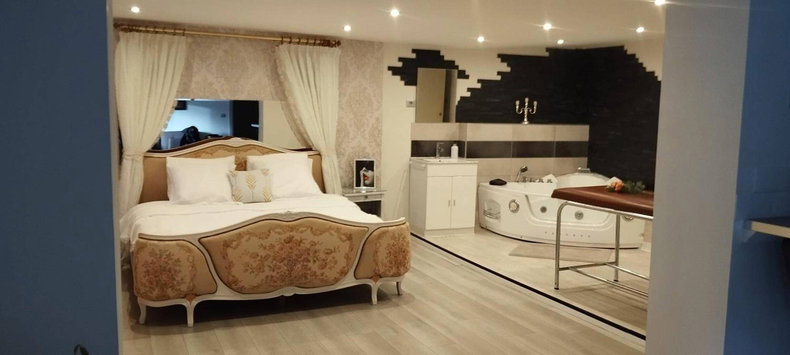 Chambre avec lit baroque et jacuzzi d'angle - Love room avec spa privatif