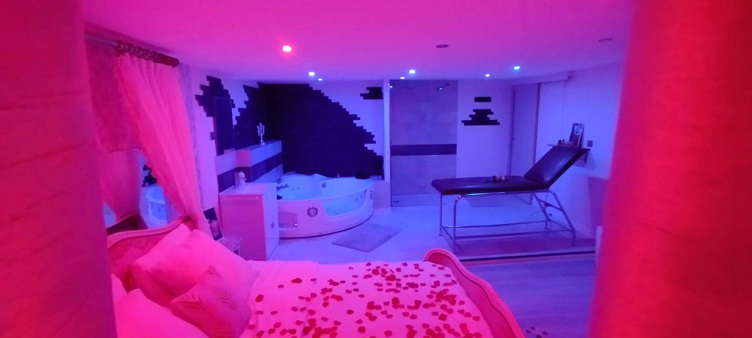 Suite romantique avec table de massage - Love room avec spa privatif