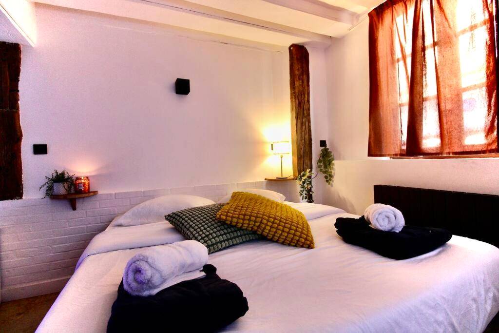 Lit double avec coussins colorés et peignoirs - Le Spa Beauvoisine - Jacuzzi Sauna Rouen centre Free parking