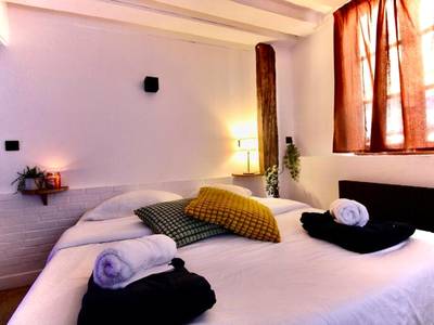 Lit double avec coussins colorés et peignoirs - Le Spa Beauvoisine - Jacuzzi Sauna Rouen centre Free parking