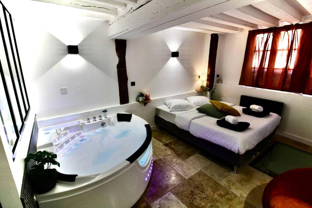 Jacuzzi rond et lit double dans suite romantique - Le Spa Beauvoisine - Jacuzzi Sauna Rouen centre Free parking