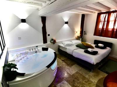 Jacuzzi rond et lit double dans suite romantique - Le Spa Beauvoisine - Jacuzzi Sauna Rouen centre Free parking