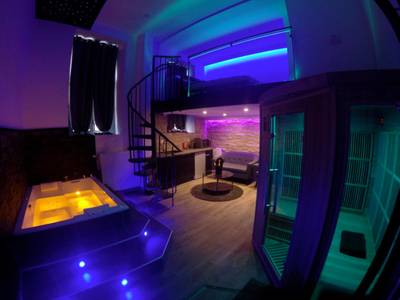 Vue d'ensemble avec jacuzzi, sauna et mezzanine - Love Room Dijon - Spa - privatif