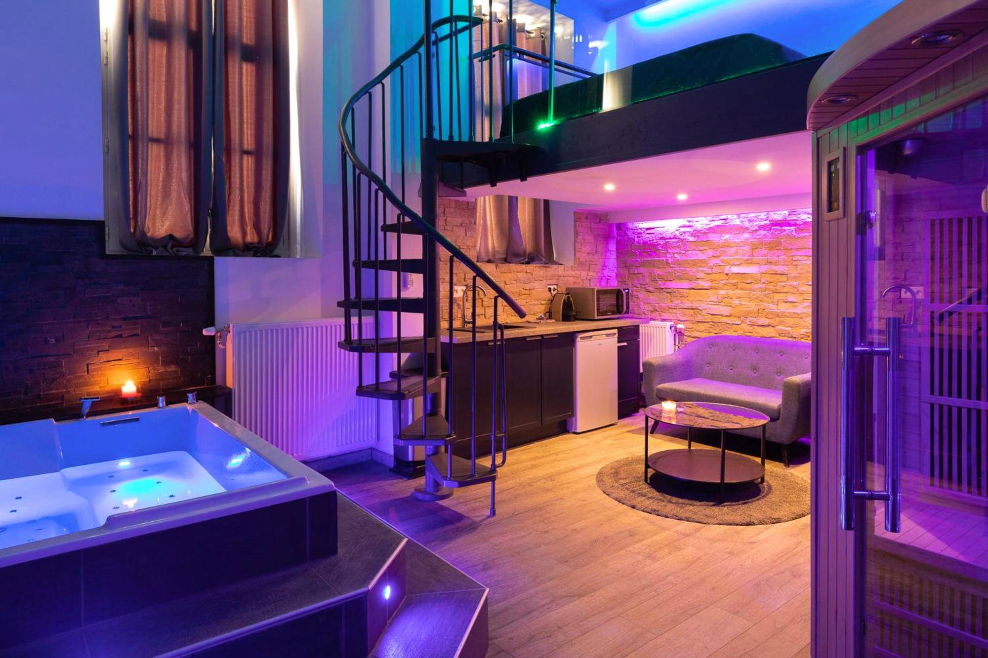 Jacuzzi privatif et escalier en colimaçon - Spa - privatif