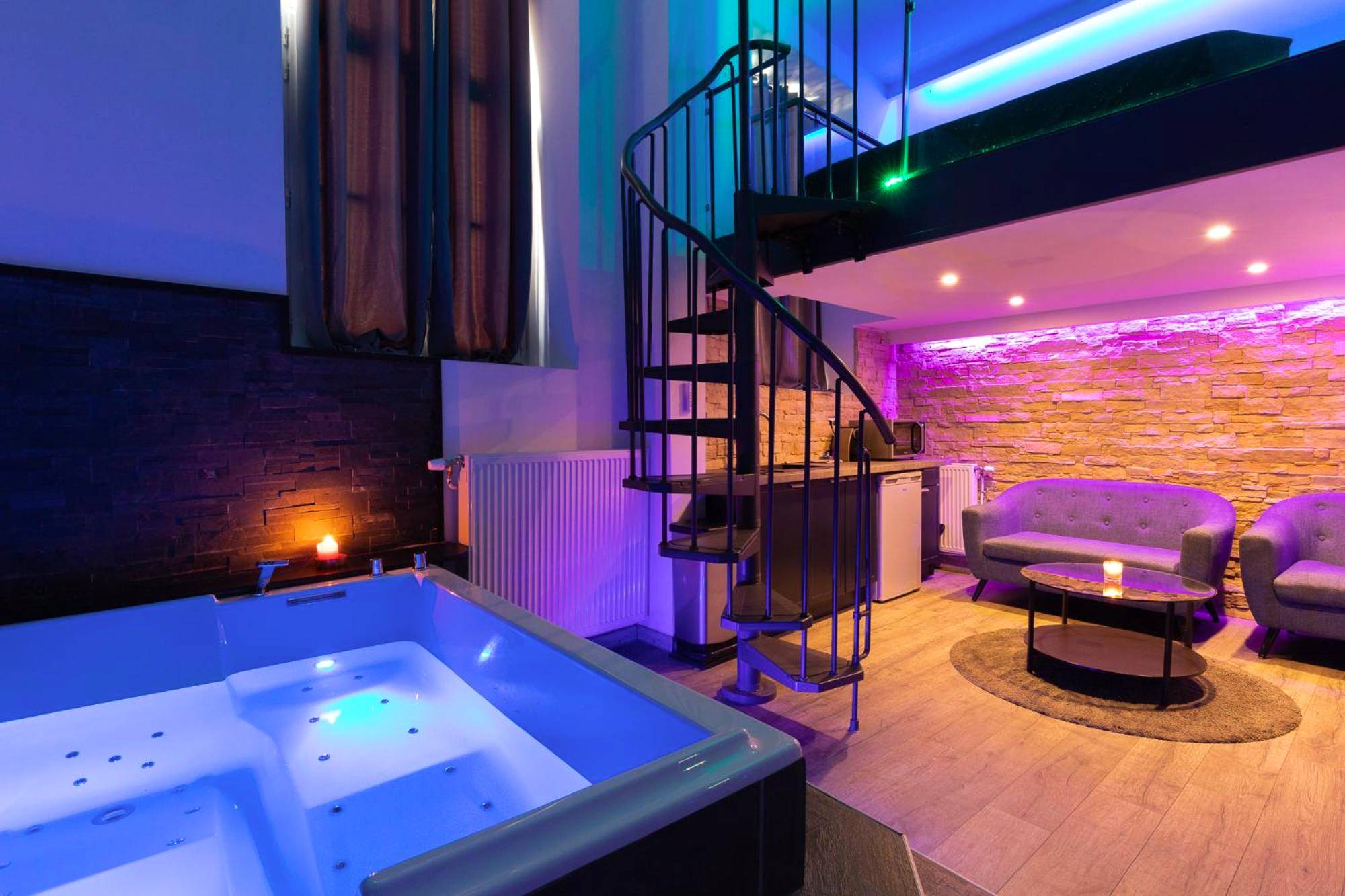 Baignoire balnéo éclairée et salon cosy - Spa - privatif