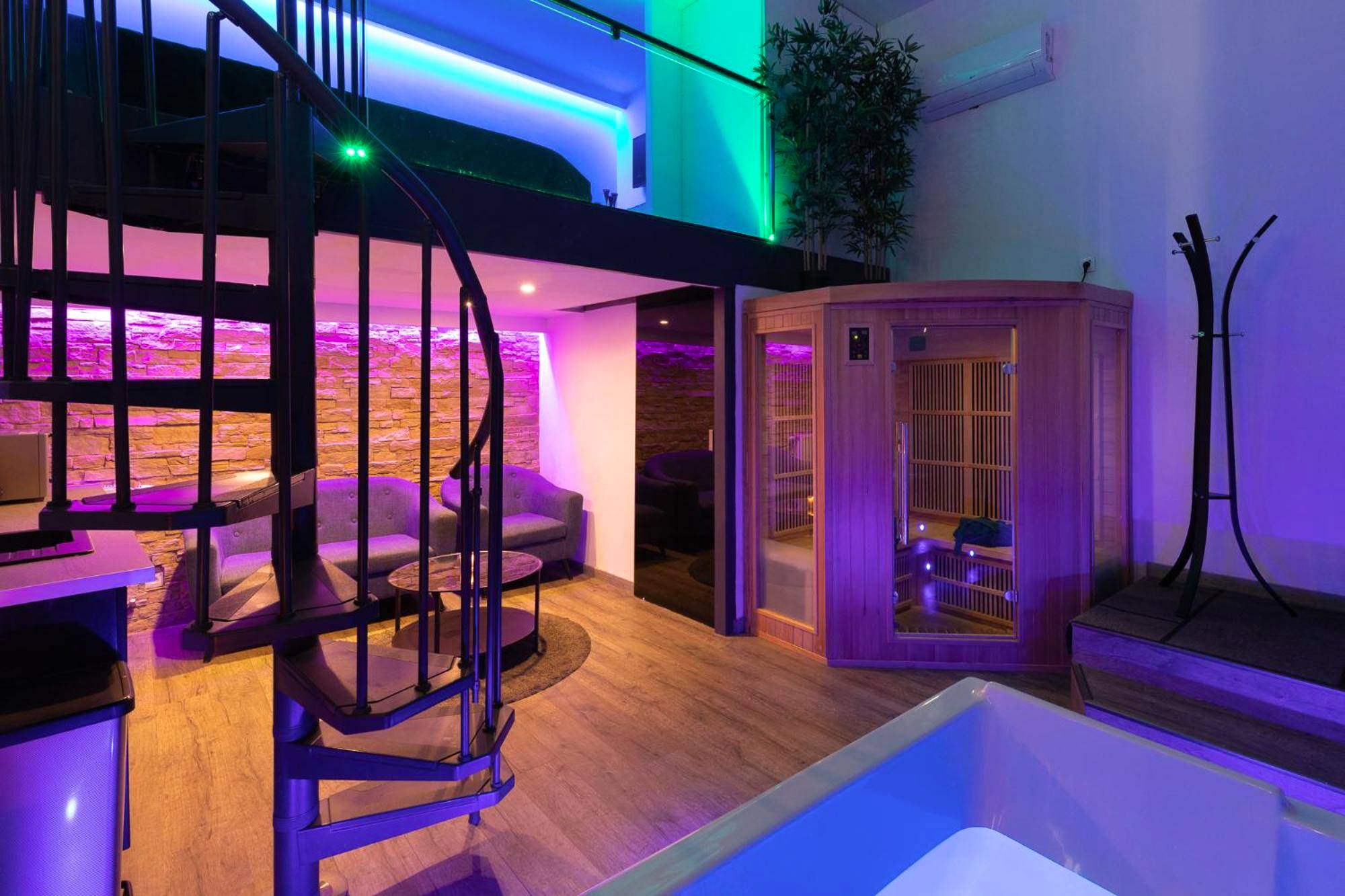 Sauna infrarouge et mezzanine avec néons bleus - Spa - privatif