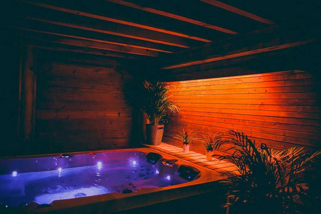 Jacuzzi privatif avec éclairage LED bleu - Love Room Chalagnac - Le Spa du Cabanon: Cabanon de luxe avec Spa entièrement...