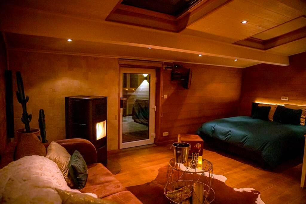 Suite avec lit king size et poêle à bois - Le Spa du Cabanon: Cabanon de luxe avec Spa entièrement privatif