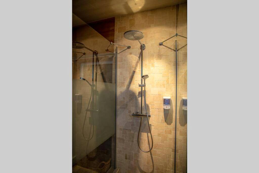 Douche à l'italienne avec paroi vitrée - Le Spa du Cabanon: Cabanon de luxe avec Spa entièrement privatif