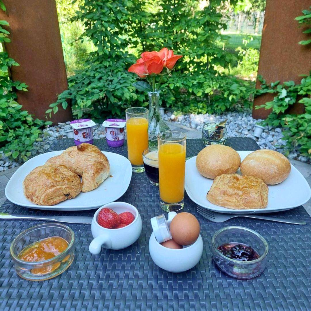 Petit - déjeuner complet servi en terrasse - Le Spa du Cabanon: Cabanon de luxe avec Spa entièrement privatif