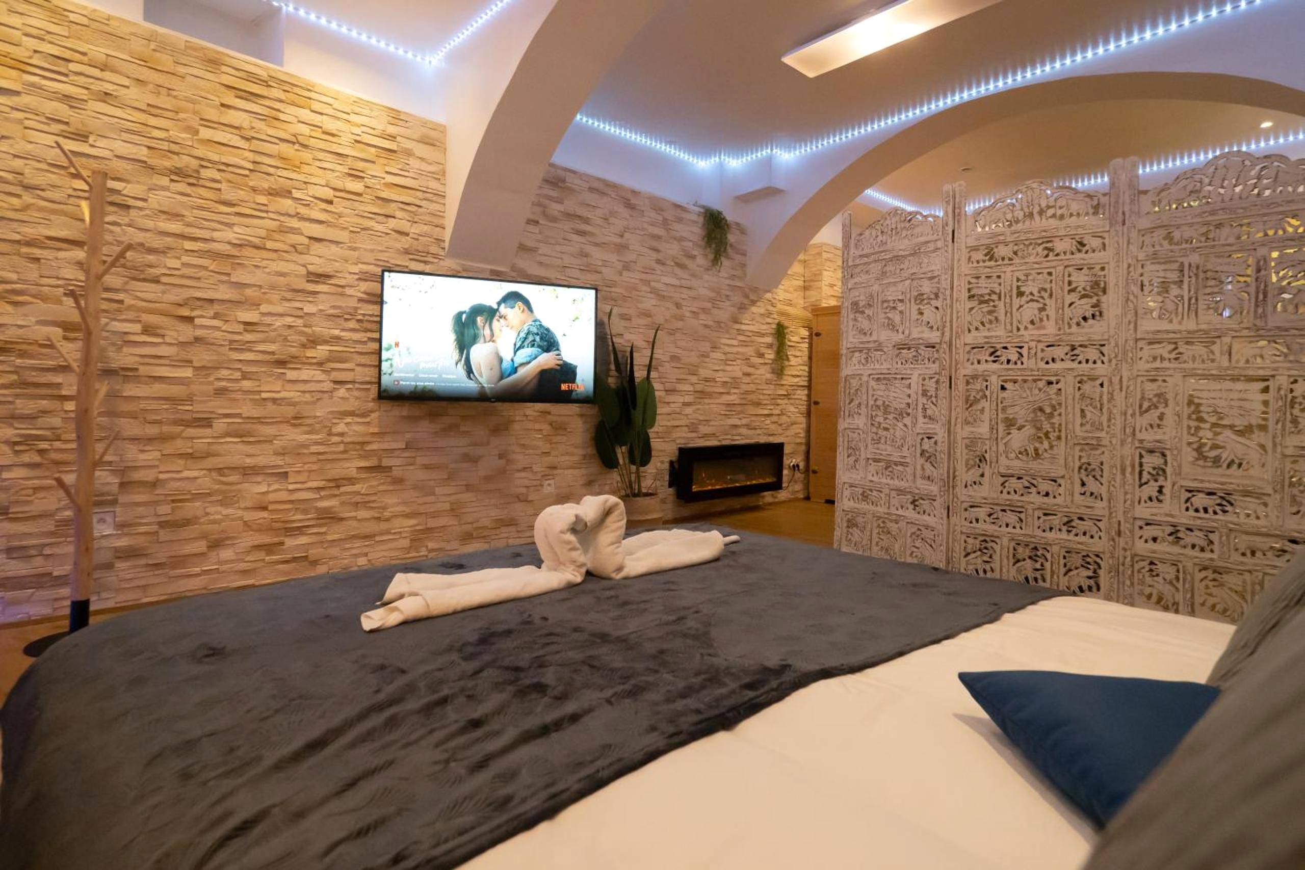 Lit double avec cygnes en serviette et TV - Le Spa de la Cathédrale - Jacuzzi - Sauna - Champagne - Netflix - Wifi