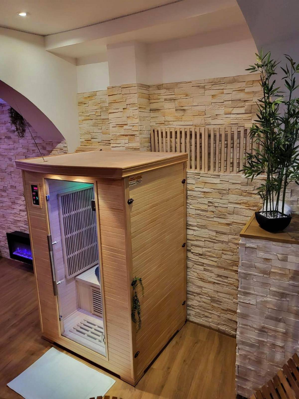 Sauna privatif en bois et mur de pierre - Le Spa de la Cathédrale - Jacuzzi - Sauna - Champagne - Netflix - Wifi