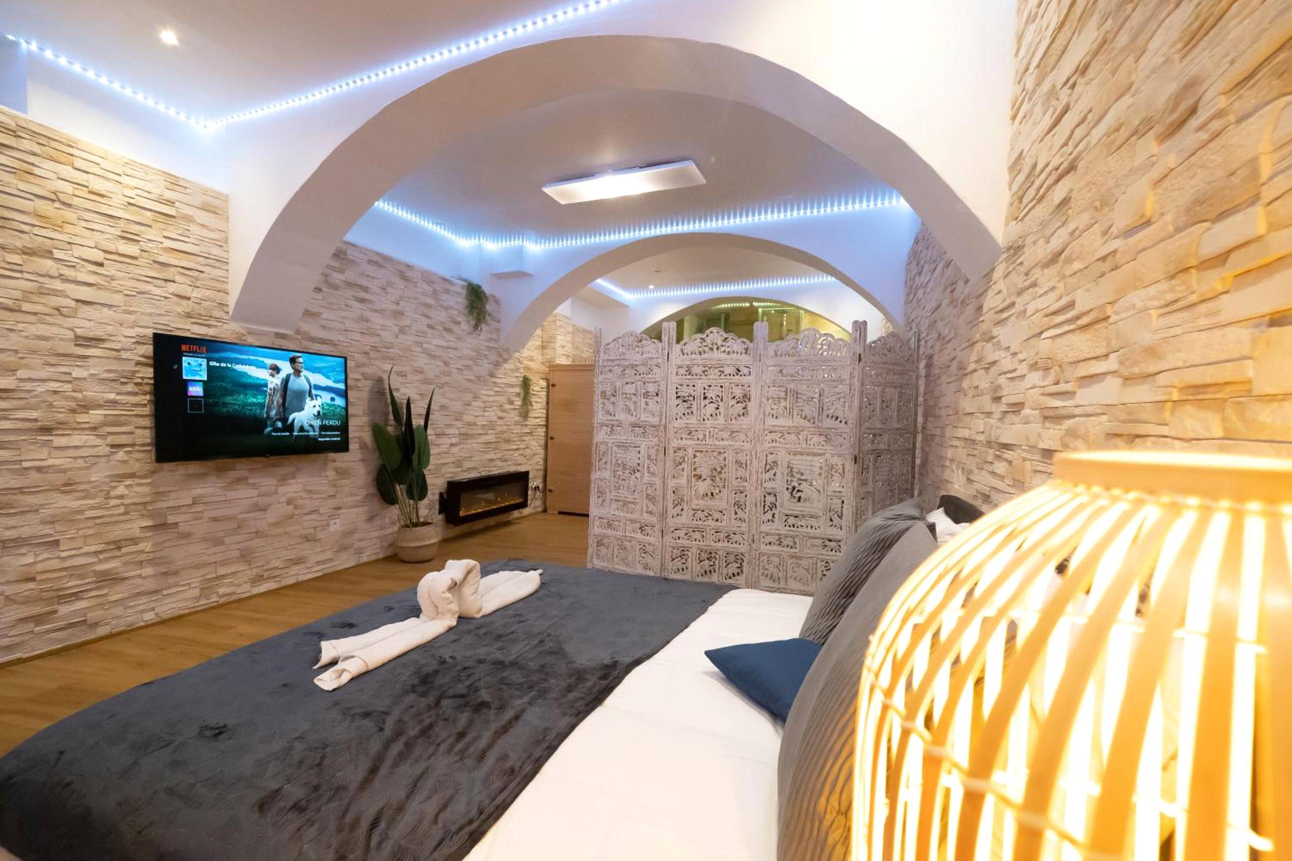 Chambre avec voûtes et éclairage LED bleu - Le Spa de la Cathédrale - Jacuzzi - Sauna - Champagne - Netflix - Wifi