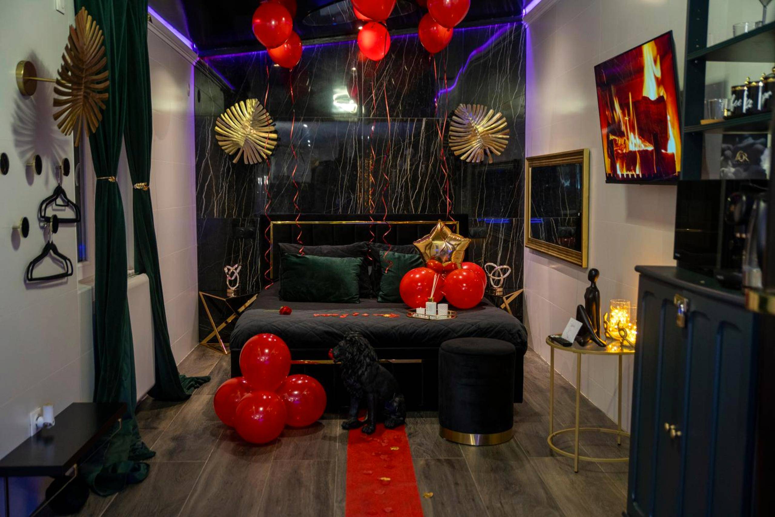 Chambre romantique avec ballons rouges et noirs - Love Room Goussainville - Love Room élégante spa privatif et extérieur cosy