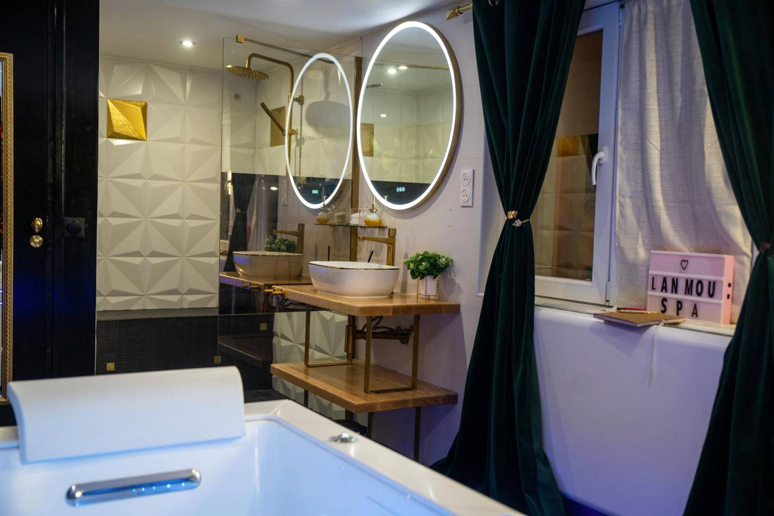 Espace salle de bain avec miroirs lumineux - Love Room élégante spa privatif et extérieur cosy