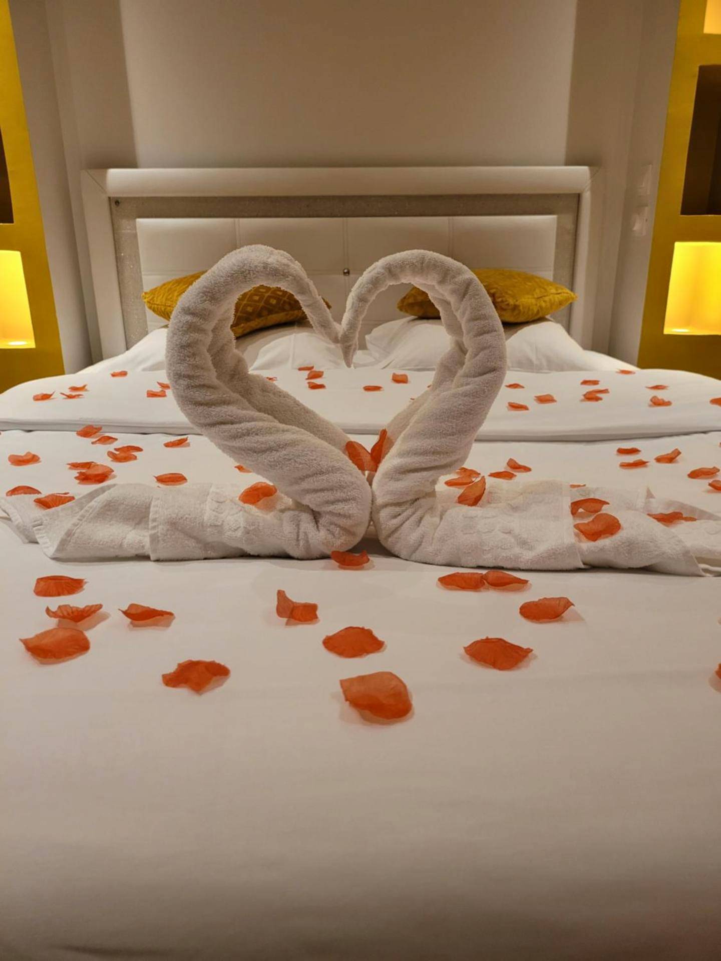 Vue principale - Love Room Lyon - SPA Celyna appartement avec jacuzzi privatif