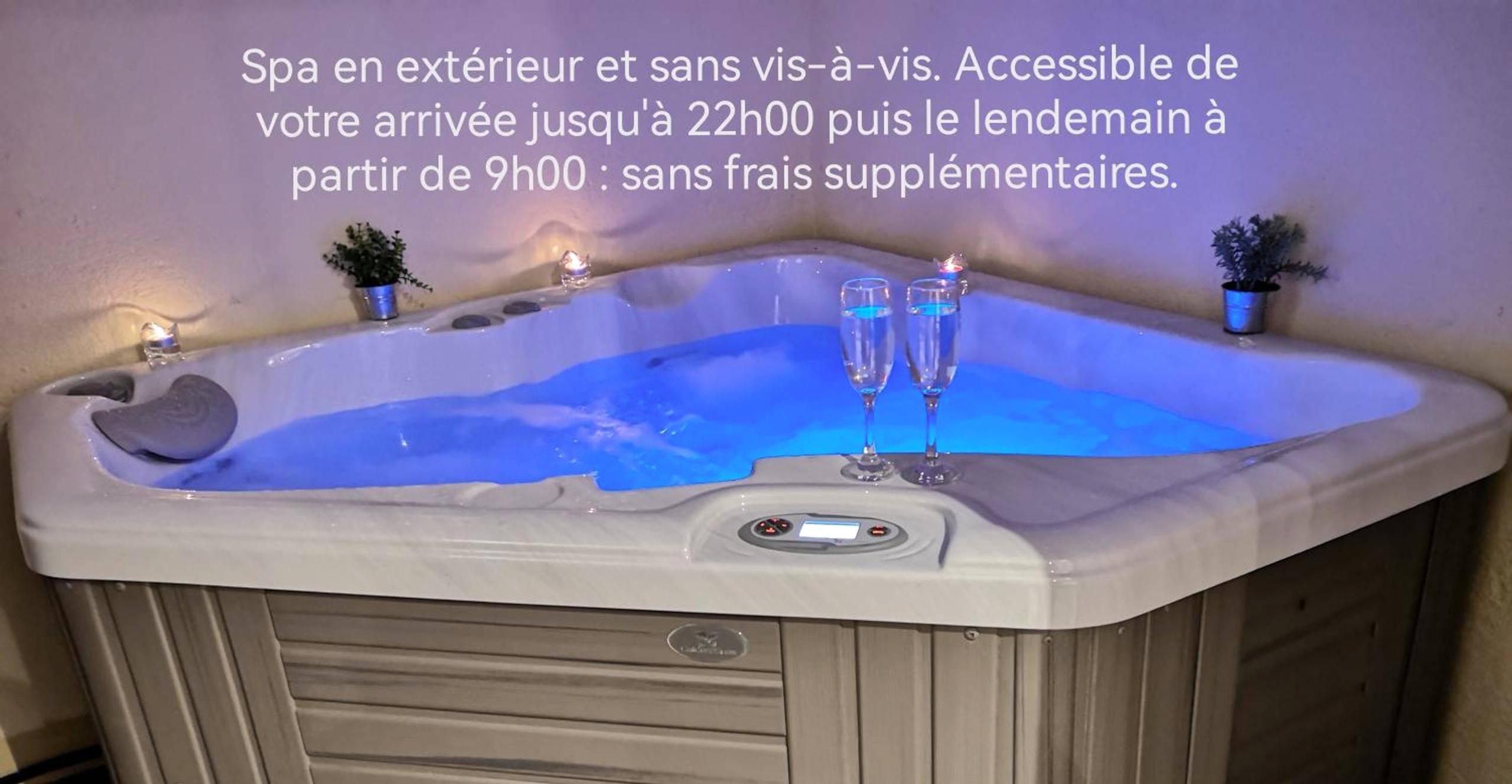 Jacuzzi privatif avec éclairage bleu et flûtes - Love Room Metz - Appartement spa privatif et cinéma centre ville