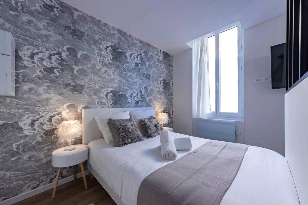 Chambre avec lit double et papier peint nuages - Le SPA & Cocon - Jacuzzi - Sauna - Clim - Melina&Alfred