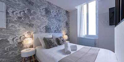 Chambre avec lit double et papier peint nuages - Le SPA & Cocon - Jacuzzi - Sauna - Clim - Melina&Alfred