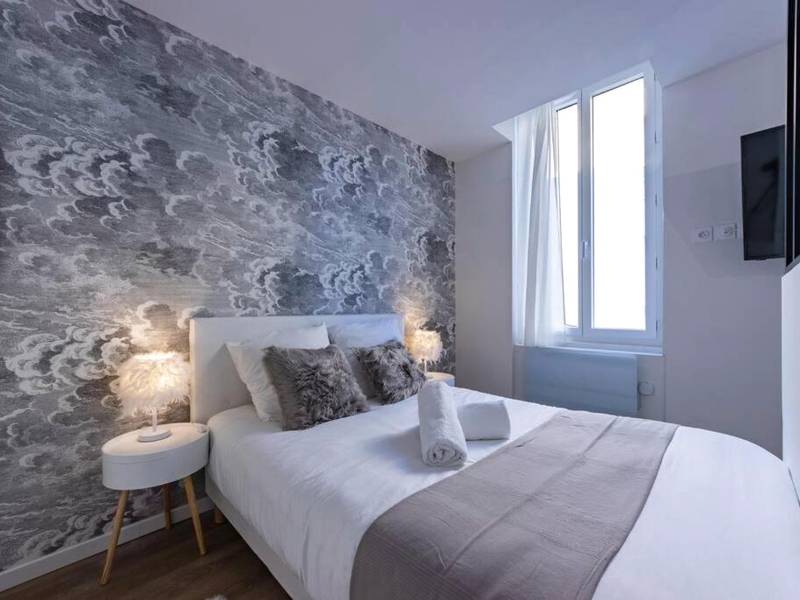 Chambre avec lit double et papier peint nuages - Le SPA & Cocon - Jacuzzi - Sauna - Clim - Melina&Alfred