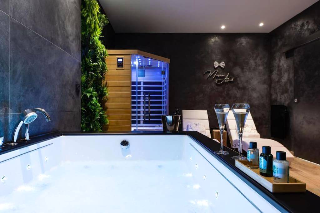 Jacuzzi privatif avec flûtes et produits de soin - Le SPA & Cocon - Jacuzzi - Sauna - Clim - Melina&Alfred