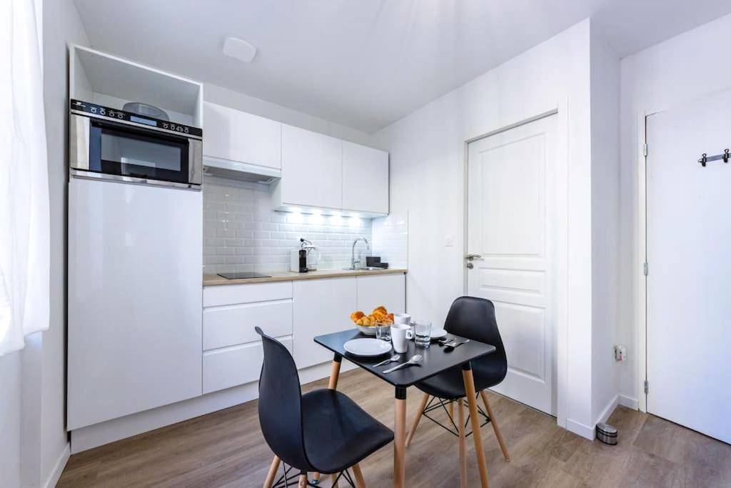 Cuisine équipée blanche avec coin repas - Le SPA & Cocon - Jacuzzi - Sauna - Clim - Melina&Alfred
