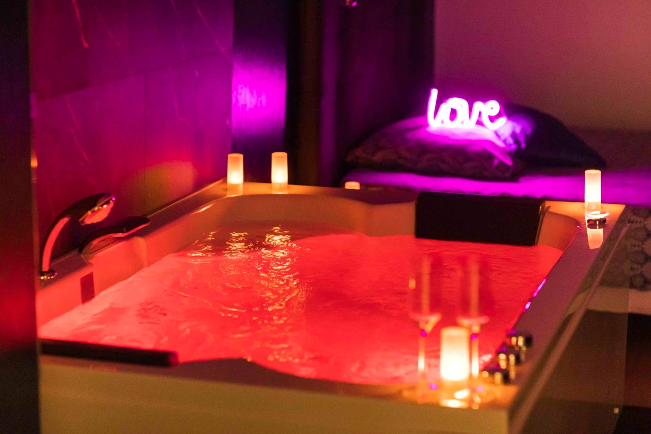 Jacuzzi privatif avec éclairage rouge et bougies - Love Room Tours - * Spa & Détente # Suite Privée # Tours # Netflix *