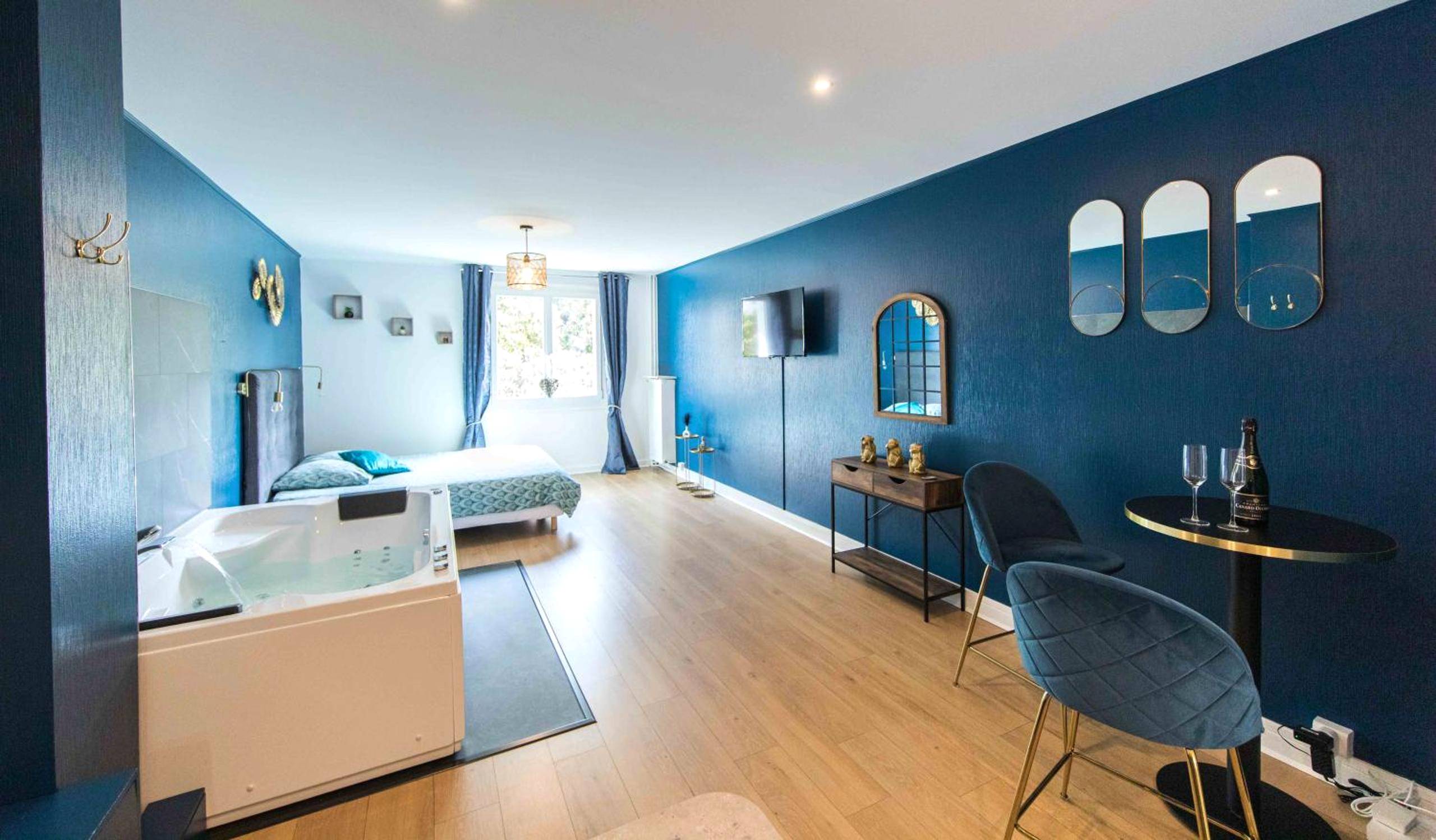 Suite avec jacuzzi, lit double et coin repas - * Spa & Détente # Suite Privée # Tours # Netflix *