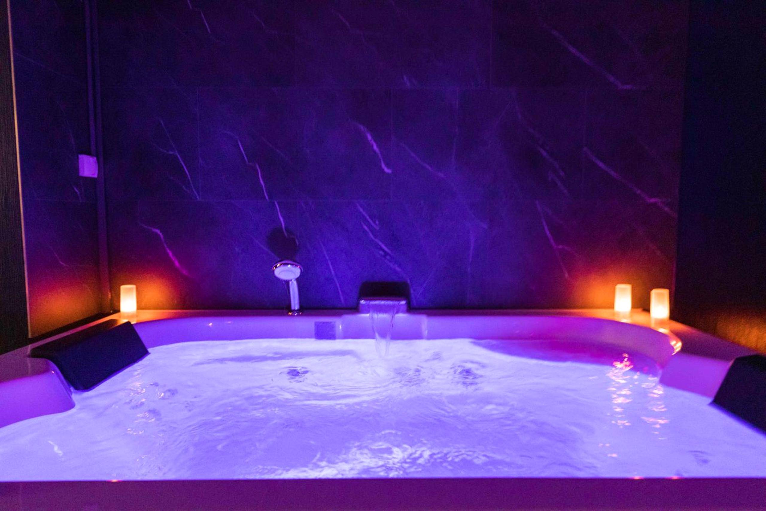 Baignoire balnéo éclairée en violet - * Spa & Détente # Suite Privée # Tours # Netflix *