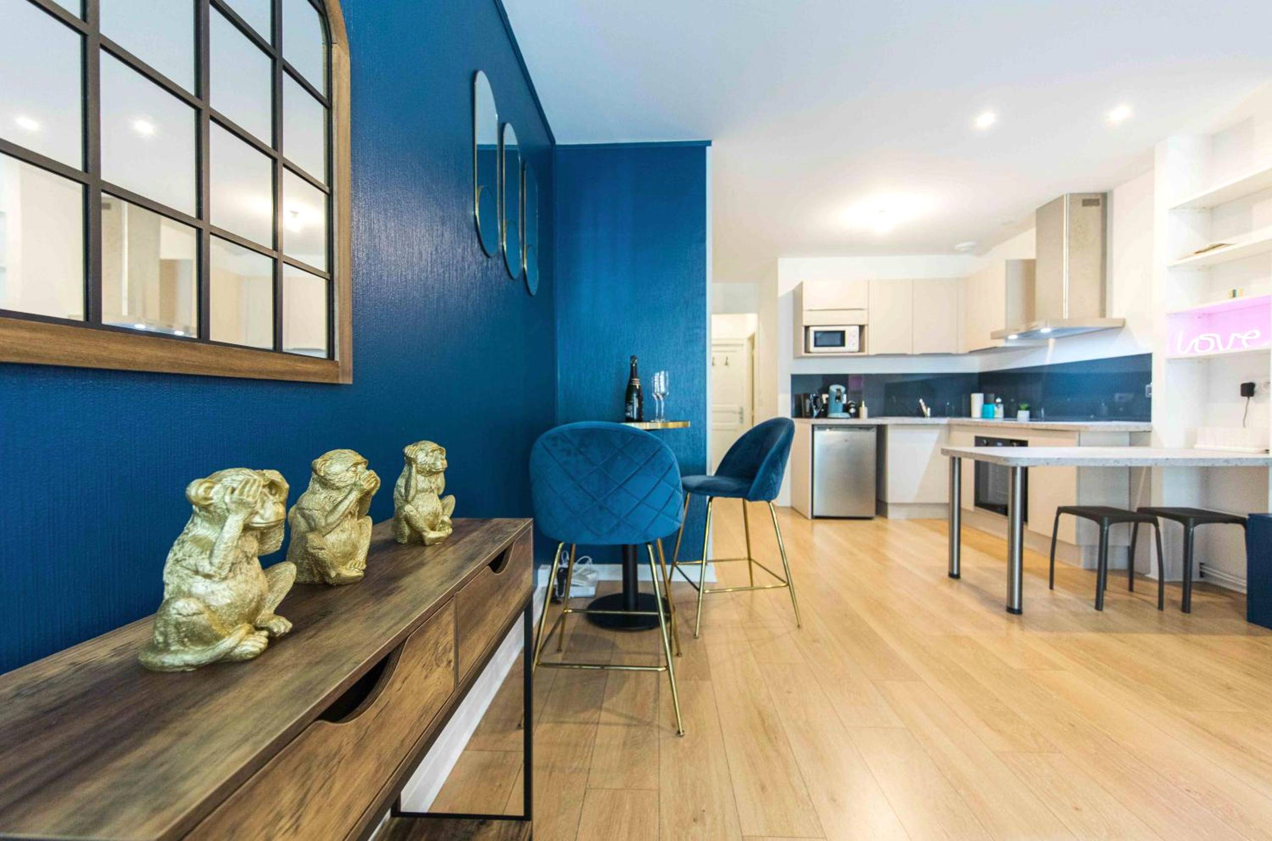 Cuisine équipée et coin salon avec chaises bleues - * Spa & Détente # Suite Privée # Tours # Netflix *