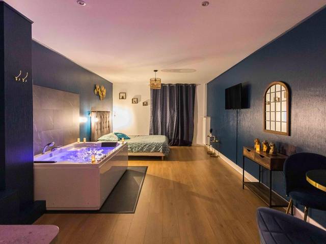 Vue d'ensemble de la suite romantique - * Spa & Détente # Suite Privée # Tours # Netflix *