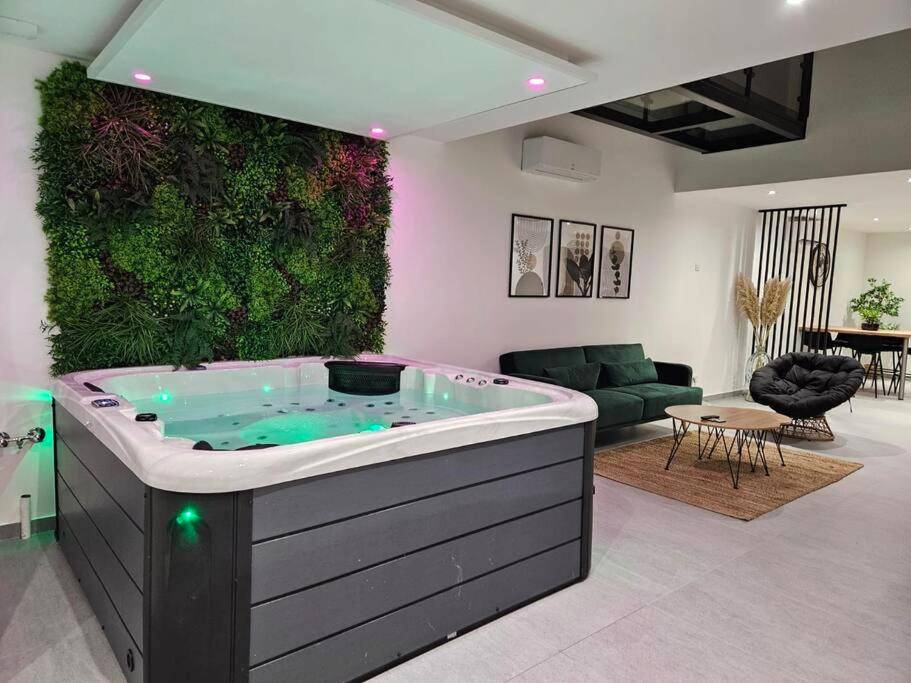 Jacuzzi privatif et mur végétal avec salon - Love Room Bar - le - Duc - Spa des ducs loft 2