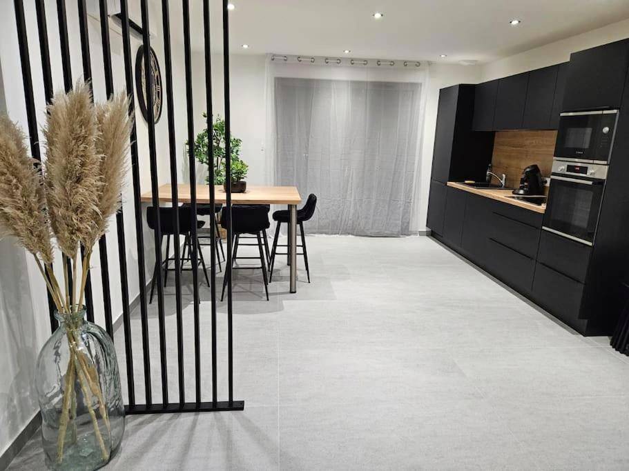 Cuisine équipée moderne et coin repas - Spa des ducs loft 2