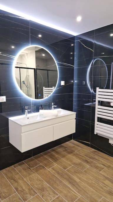 Meuble vasque et miroir rond rétroéclairé - Spa des ducs loft 2