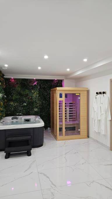 Jacuzzi et sauna avec mur végétal - Love Room Bar - le - Duc - Spa des ducs loft 3