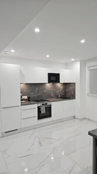 Cuisine moderne équipée blanche et grise - Spa des ducs loft 3